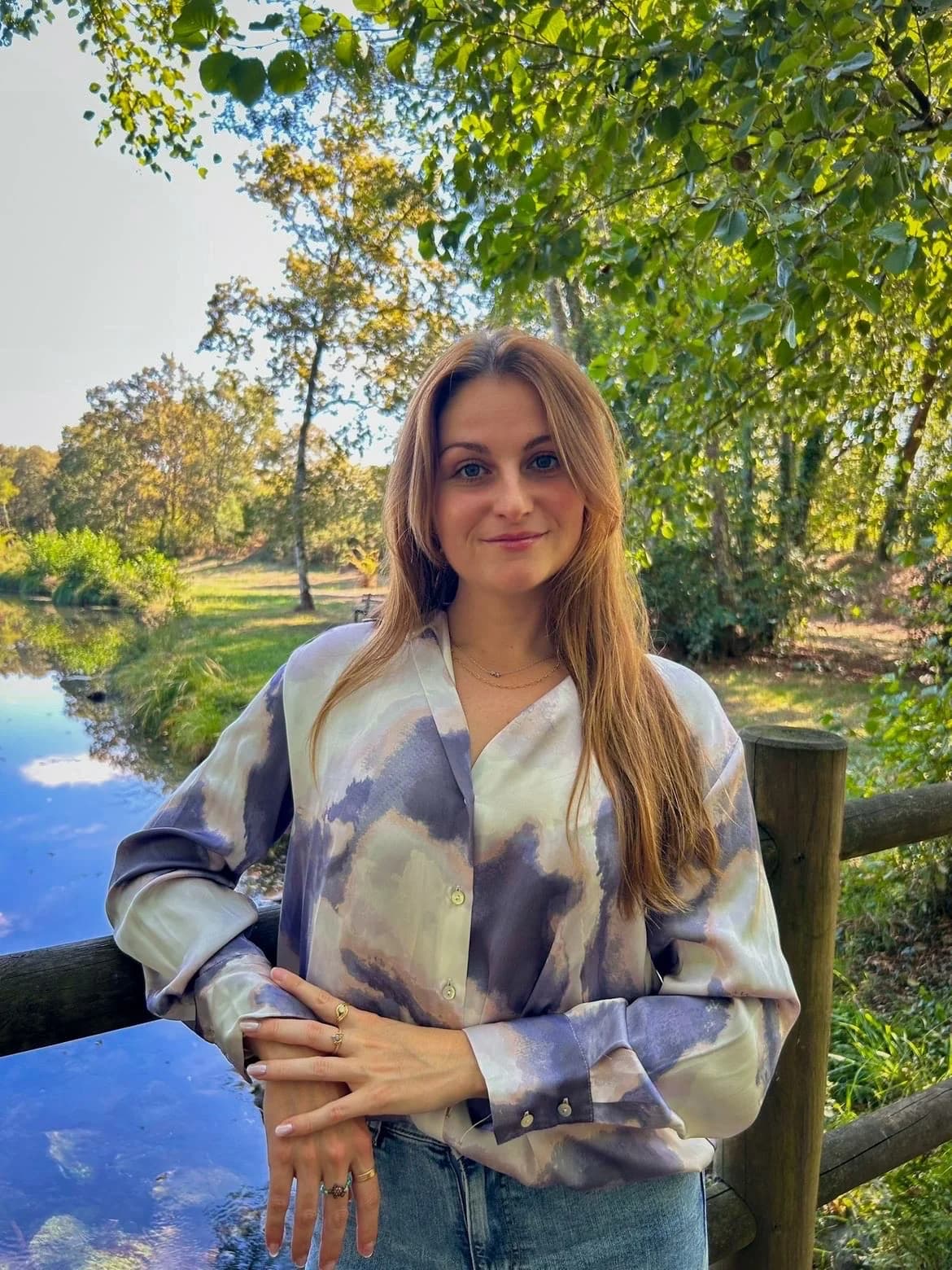 Portrait de Marion Pelissier en pleine nature, au bord de l’eau.