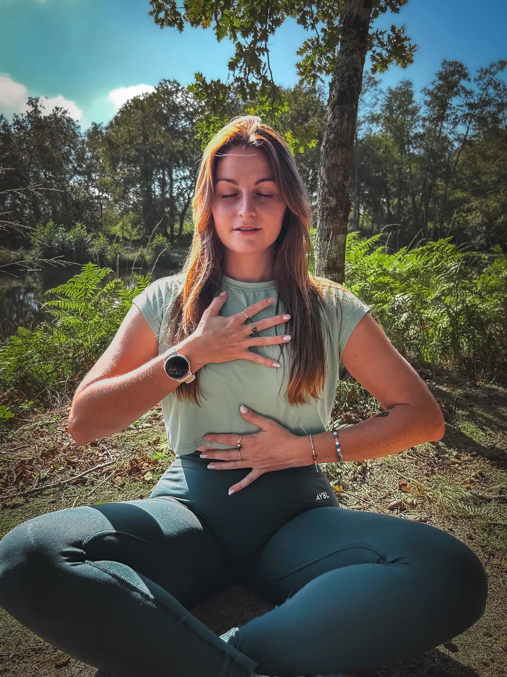 Marion pratique un exercice de respiration assise en plein air.